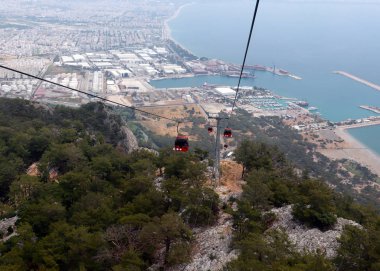 Dağın tepesine kablolu yol görünümü Tyunek Tepe Antalya Türkiye