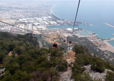 Dağın tepesine kablolu yol görünümü Tyunek Tepe Antalya Türkiye