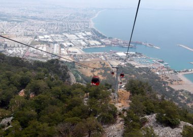Dağın tepesine kablolu yol görünümü Tyunek Tepe Antalya Türkiye