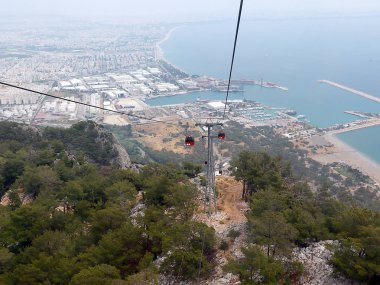 Dağın tepesine kablolu yol görünümü Tyunek Tepe Antalya Türkiye