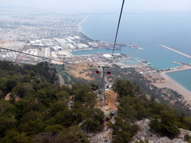 Dağın tepesine kablolu yol görünümü Tyunek Tepe Antalya Türkiye