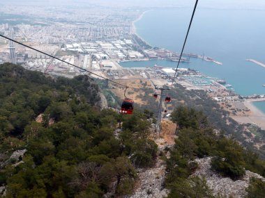 Dağın tepesine kablolu yol görünümü Tyunek Tepe Antalya Türkiye