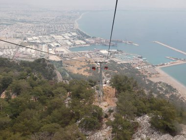 Dağın tepesine kablolu yol görünümü Tyunek Tepe Antalya Türkiye