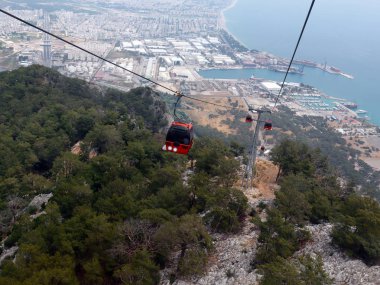 Dağın tepesine kablolu yol görünümü Tyunek Tepe Antalya Türkiye