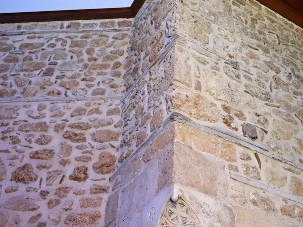 レンガと石灰岩の旧市街の壁 — ストック写真