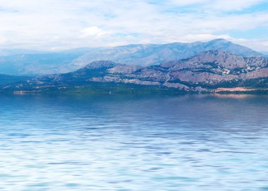 okyanus yüzeyinin sakin su dağ zirvelerinin yansıması