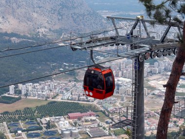 Antalya Türkiye 'nin banliyölerindeki Tunek Tepe Dağı kablo hattı