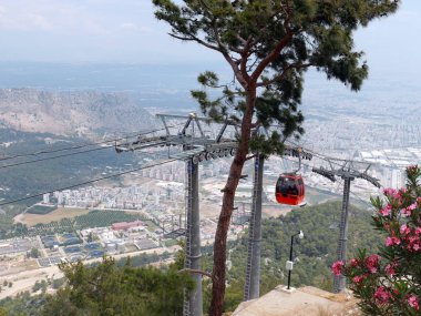 Antalya Türkiye 'nin banliyölerindeki Tunek Tepe Dağı kablo hattı