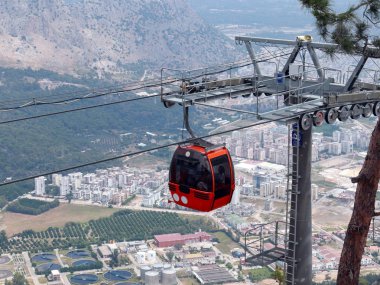 Antalya Türkiye 'nin banliyölerindeki Tunek Tepe Dağı kablo hattı