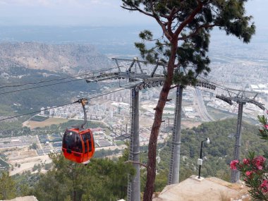 Antalya Türkiye 'nin banliyölerindeki Tunek Tepe Dağı kablo hattı
