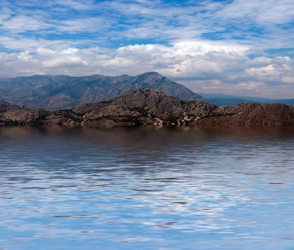 Reflection Mountain Peaks Calm Water Ocean Surface — Stock Photo, Image