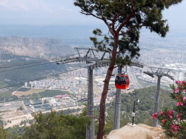 Antalya Türkiye 'nin banliyölerindeki Tunek Tepe Dağı kablo hattı