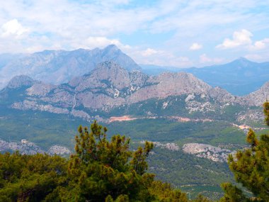 Antalya Türkiye'nin banliyölerinde Tunek Tepe dağ dağ zirveleri