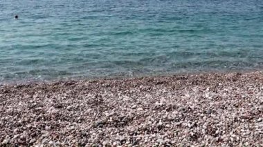 Akdeniz'in berrak su dalgaları ve Türkiye'nin çakıl plajı