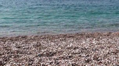 Akdeniz'in berrak su dalgaları ve Türkiye'nin çakıl plajı