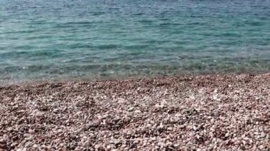 Akdeniz'in berrak su dalgaları ve Türkiye'nin çakıl plajı