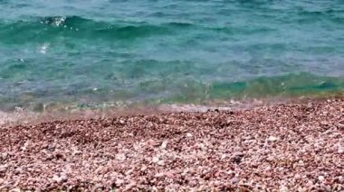 Akdeniz'in berrak su dalgaları ve Türkiye'nin çakıl plajı