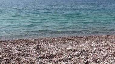 Akdeniz'in berrak su dalgaları ve Türkiye'nin çakıl plajı