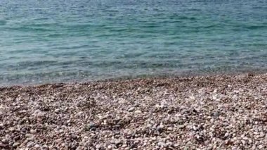 Akdeniz'in berrak su dalgaları ve Türkiye'nin çakıl plajı