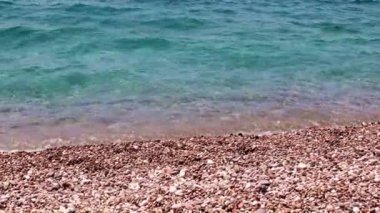 Akdeniz'in berrak su dalgaları ve Türkiye'nin çakıl plajı