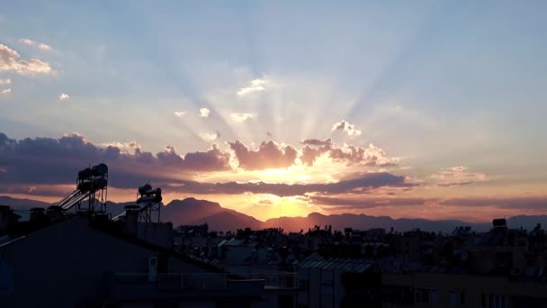 Nádherné Sluneční Paprsky Oblačné Obloze Nad Střechami Městských Budov — Stock video