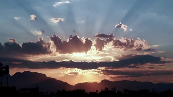 Prachtige Zonnestralen Een Bewolkte Hemel Daken Van Stedelijke Gebouwen — Stockvideo