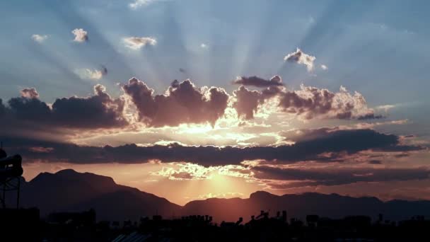 Красиві Сонячні Промені Хмарному Небі Над Дахами Міських Будівель — стокове відео