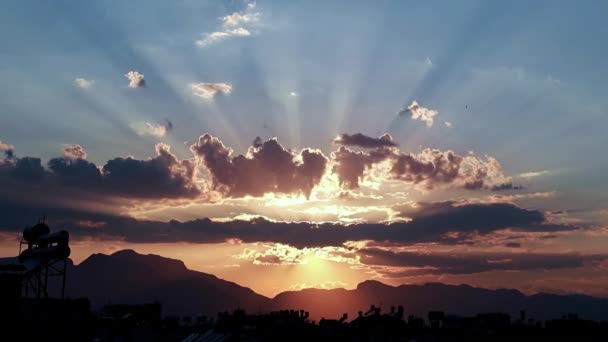 Hermosos Rayos Sol Cielo Nublado Sobre Los Techos Los Edificios — Vídeo de stock