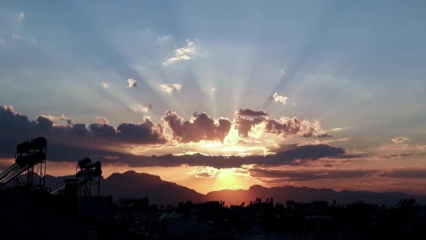 Prachtige Zonnestralen Een Bewolkte Hemel Daken Van Stedelijke Gebouwen — Stockvideo