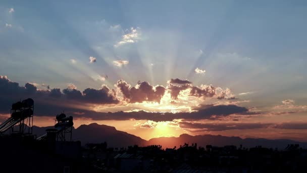 Красивые Солнечные Лучи Облачном Небе Над Крышами Городских Зданий — стоковое видео