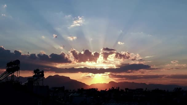 Hermosos Rayos Sol Cielo Nublado Sobre Los Techos Los Edificios — Vídeo de stock