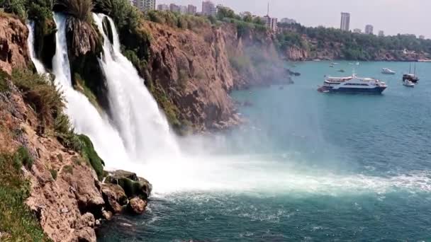 风暴强瀑布流在公园下杜登市安塔利亚土耳其 — 图库视频影像