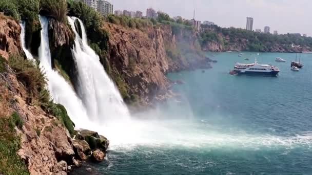 风暴强瀑布流在公园下杜登市安塔利亚土耳其 — 图库视频影像