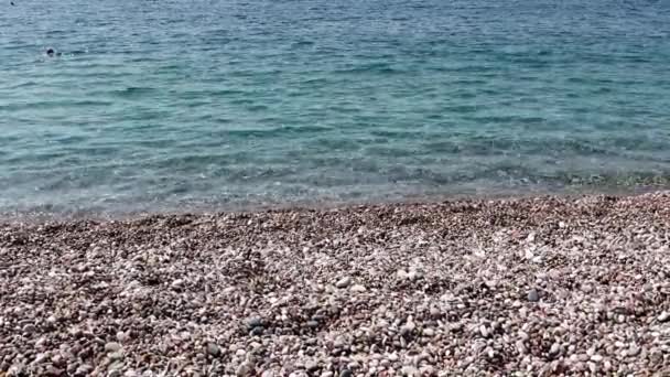Akdeniz Berrak Dalgaları Türkiye Nin Çakıl Plajı — Stok video