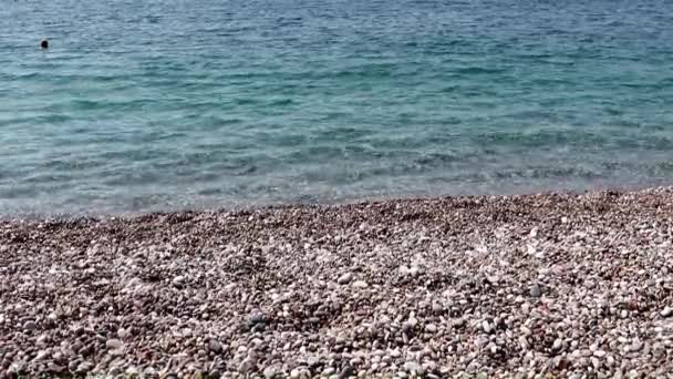 Heldere Water Golven Van Middellandse Zee Het Kiezelstrand Van Turkije — Stockvideo