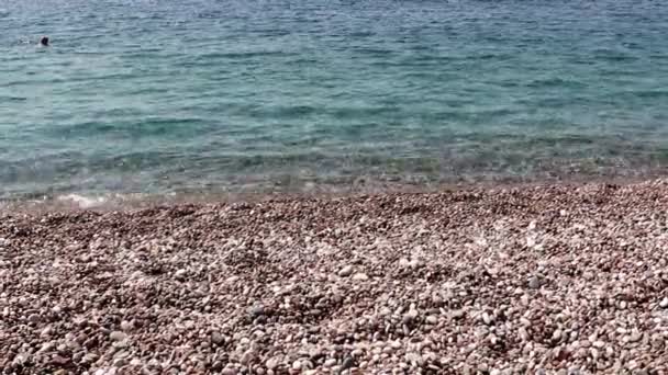 Heldere Water Golven Van Middellandse Zee Het Kiezelstrand Van Turkije — Stockvideo