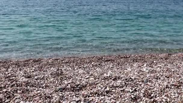 Heldere Water Golven Van Middellandse Zee Het Kiezelstrand Van Turkije — Stockvideo