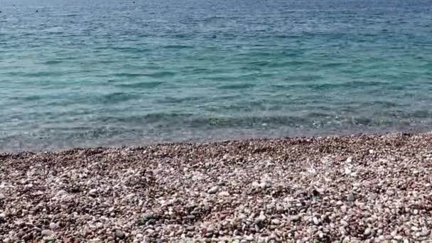 Heldere Water Golven Van Middellandse Zee Het Kiezelstrand Van Turkije — Stockvideo