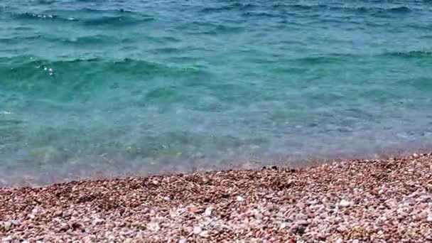 Klares Wasser Wellen Des Mittelmeeres Und Kieselstrand Der Türkei — Stockvideo