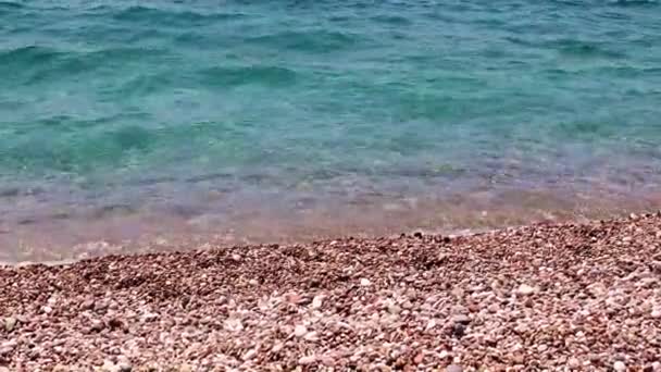 Akdeniz Berrak Dalgaları Türkiye Nin Çakıl Plajı — Stok video