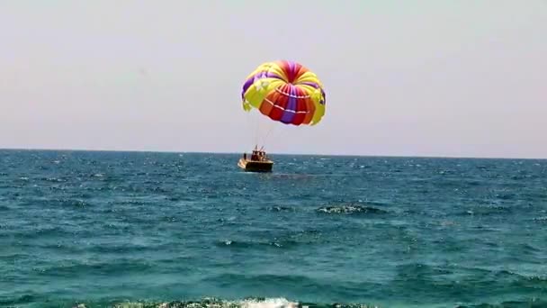 Paraquedas Multicoloridos Para Voo Sobre Mar Turistas — Vídeo de Stock