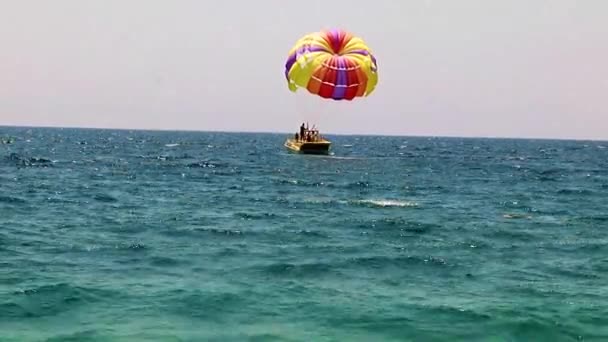 Turistlerin Deniz Üzerinde Bir Uçuş Için Çok Renkli Paraşüt — Stok video