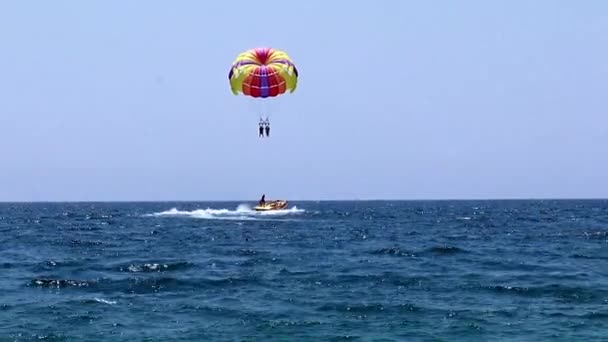 Turistlerin Deniz Üzerinde Bir Uçuş Için Çok Renkli Paraşüt — Stok video