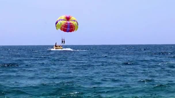 Multi Gekleurde Parachute Voor Een Vlucht Zee Van Toeristen — Stockvideo