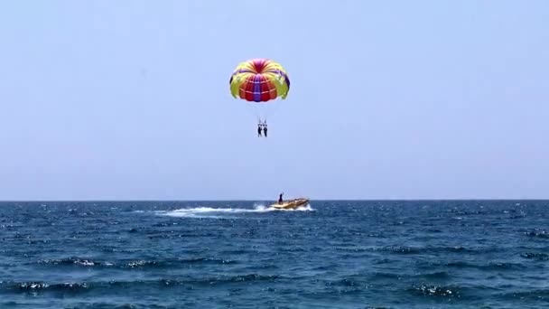 Turistlerin Deniz Üzerinde Bir Uçuş Için Çok Renkli Paraşüt — Stok video