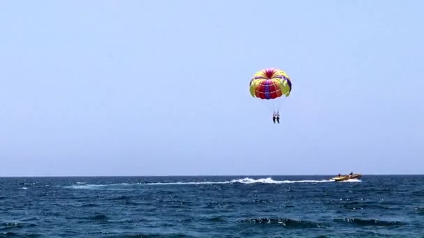 Turistlerin Deniz Üzerinde Bir Uçuş Için Çok Renkli Paraşüt — Stok video