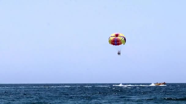 Turistlerin Deniz Üzerinde Bir Uçuş Için Çok Renkli Paraşüt — Stok video