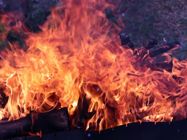 ateş ve parlak alevler ve kömür parçaları