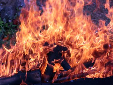 ateş ve parlak alevler ve kömür parçaları