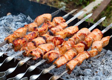 ızgarada pişirirken şişler üzerinde kokulu et parçaları